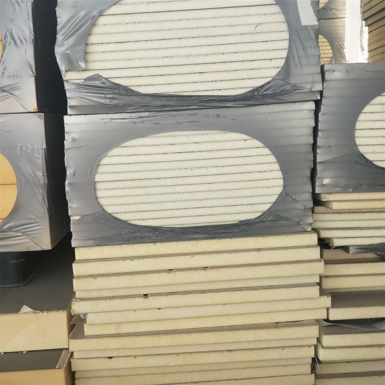 聚氨酯復(fù)合保溫板 建筑節(jié)能新熱潮中的一體化解決方案